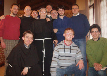 fra Alessandro Brentari con dei giovani