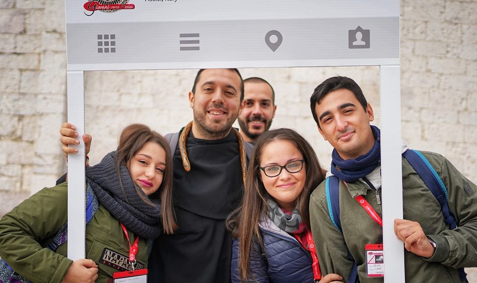 fra Rocco con giovani ad Assisi
