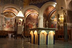 Altare a Lourdes dove è stata deposta la reliquia di Kolbe