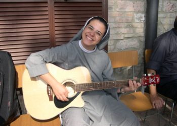 Suor Raffaella con chitarra