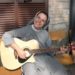 Suor Raffaella con chitarra