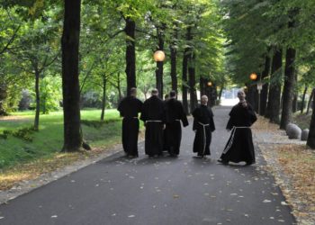frati giovani sul viale del Noce