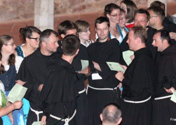 frati in canto Assisi 2012