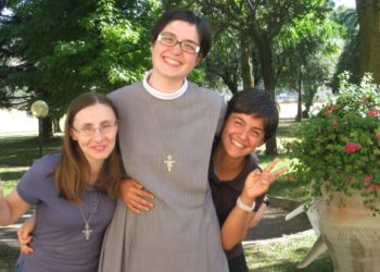 suora francescana missionaria e due postulanti