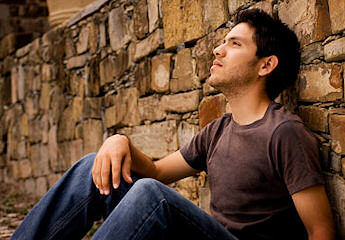 giovane guarda in alto