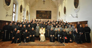 Papa con i frati ad Assisi Sacro Convento