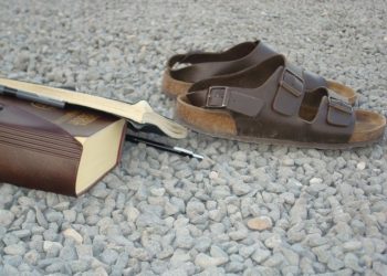 sandali e bibbia