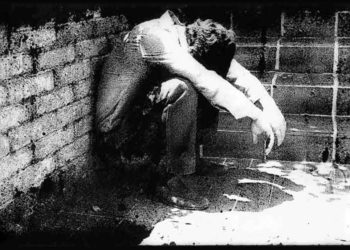 giovane rannicchiato