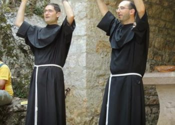 fra Enrico e fra Fabio con le mani alzate
