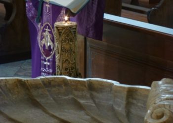 Ambone e fonte battesimale