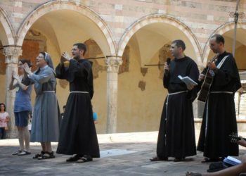 frati e suore in festa Assisi