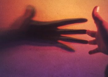 mano e ombra