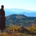 frate che guarda il panorama