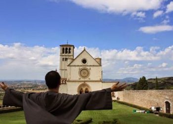 Frate abbraccia Assisi
