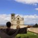 Frate abbraccia Assisi