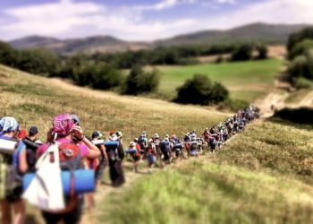 Frati e giovani in cammino