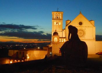 Assisi in notturna basilica san Francesco