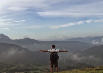 a braccia aperte sul cammino