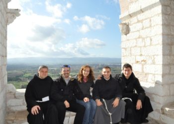 frati e giovani sposi