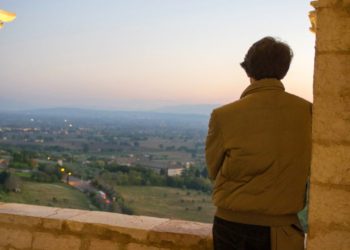 giovane contempla infinito