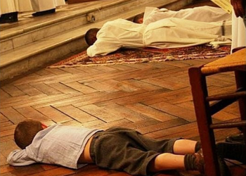 bambino imita i sacerdoti