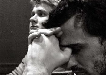 giovane in preghiera