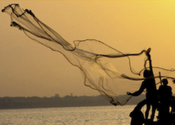 pescatori gettano le reti