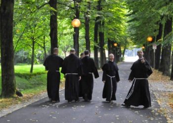 frati giovani sul viale del Noce