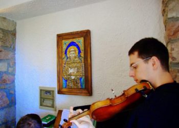 fra Peter suona il violino