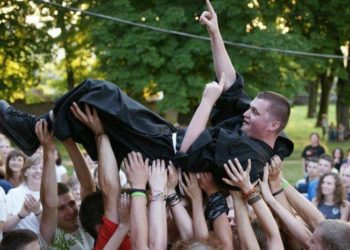 frate sollevato da giovani