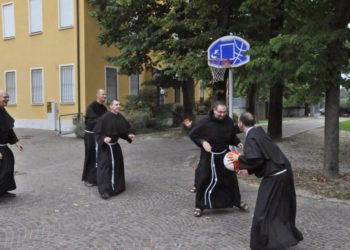 frati nell' ora dello sport