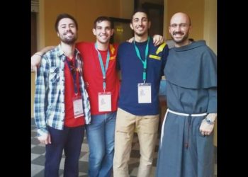 fra Francesco e giovani volontari cammino 2015