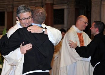 frati in un abbraccio