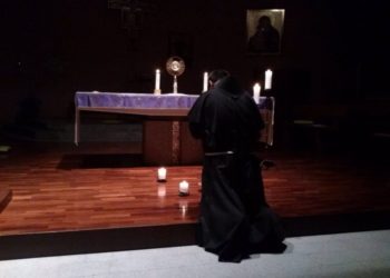 Frate che adora Santissimo