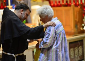 Frate con donna anziana