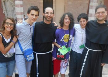 Frati e ragazzi ad Assisi