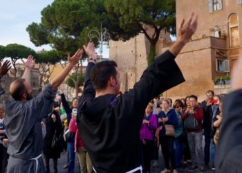 Frati sveglia francescana in alto le mani Roma
