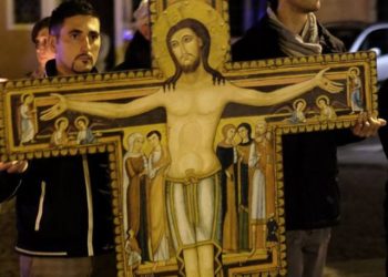 Giovani che portano la croce di san Damiano