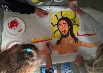 Bimbi colorano croce san Damiano