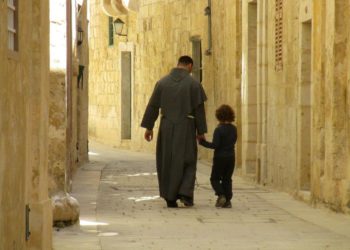 frate maltese con bambino