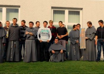 frati polacchi con giovani