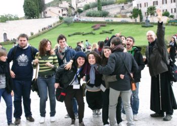 Fra Alberto con giovani