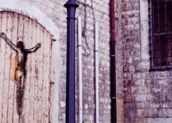 Crocifisso street art Bari