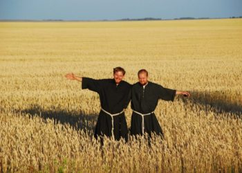 Frati in campo di grano