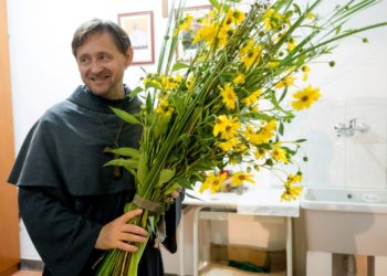 Frate con fiori