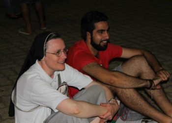 Suor Emiliana con giovane