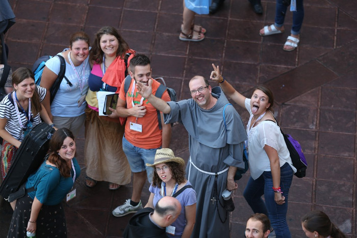 frate e giovani meeting