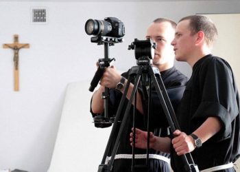 Frati con telecamere