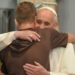 Papa Francesco abbraccia giovane