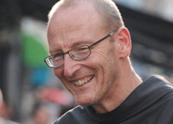 Fra Daniel Marie sorride